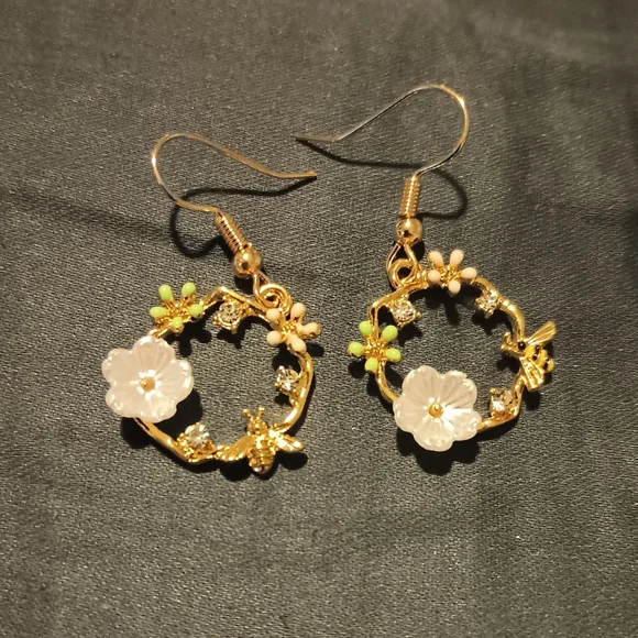 Small hoop Bee and Flower Earrings - Picture 2 of 2